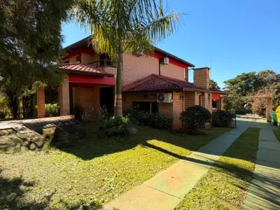 Casa funcional em dois pavimentos no Paraná Country Club 2
