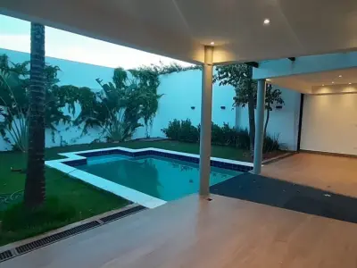 Casa moderna para alugar com piscina em Manora, Assunção 2
