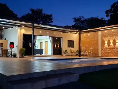 Casa de campo com piscina e área gourmet coberta à venda em Aldama Cañada, Itauguá 4