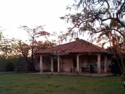 Casa de campo à venda em Limpio – 2.400 m² com piscina 2