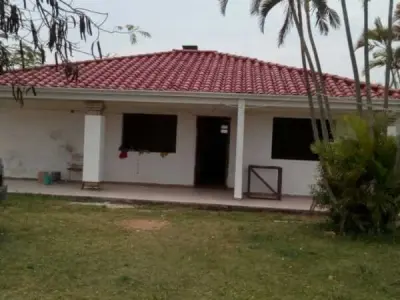 Casa de campo à venda em Limpio – 2.400 m² com piscina 3