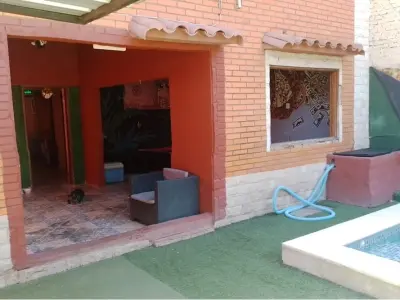 House with pool for sale in San Roque, Asunción 3