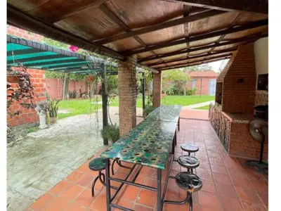 Casa quinta en venta en Villa Hayes con piscina y quincho 3
