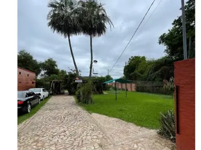 Casa quinta en venta en Villa Hayes con piscina y quincho 4