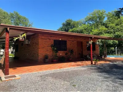 Casa com amplo terreno à venda em Villa Hayes 4