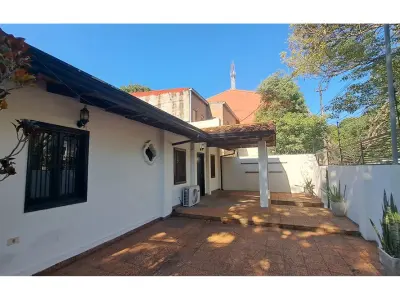 Casa reformada à venda em esquina, Seminário, Assunção 4