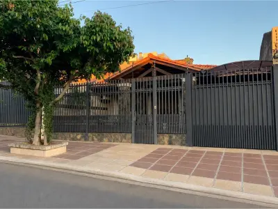 Casa residencial en venta en Barrio Jara, Asunción 2