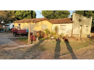 Casa de 2 dormitorios en venta en el centro de Carapeguá — a dos cuadras de la plaza