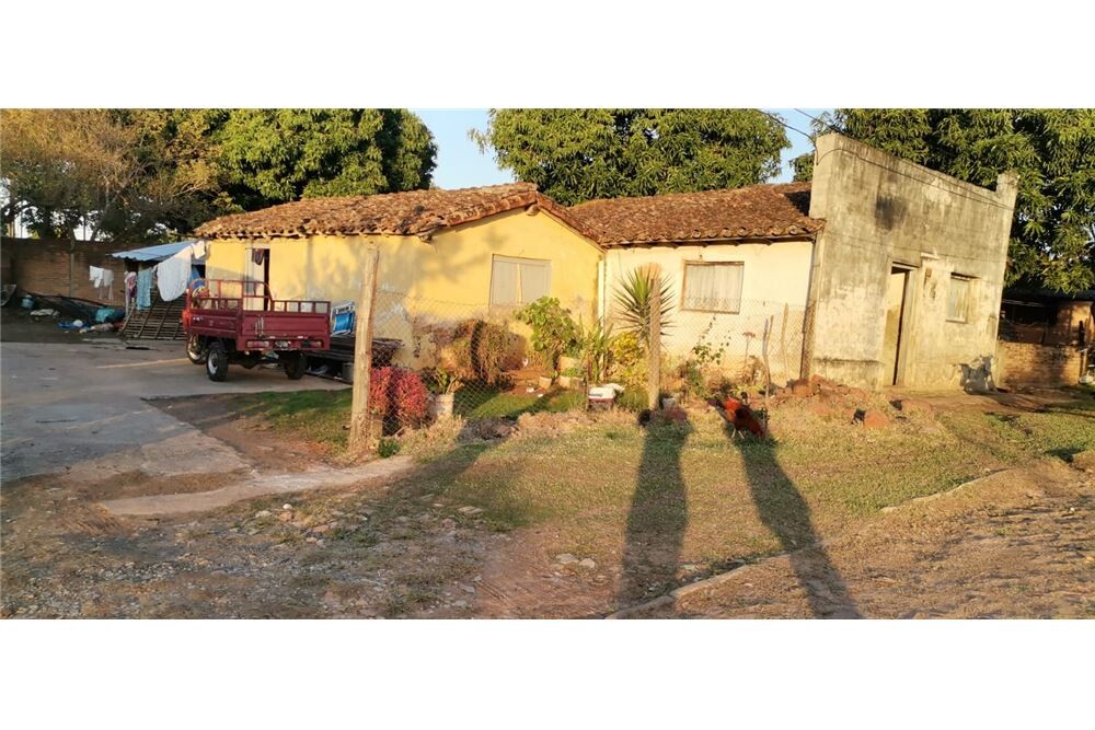 Casa de 2 dormitorios en venta en el centro de Carapeguá — a dos cuadras de la plaza