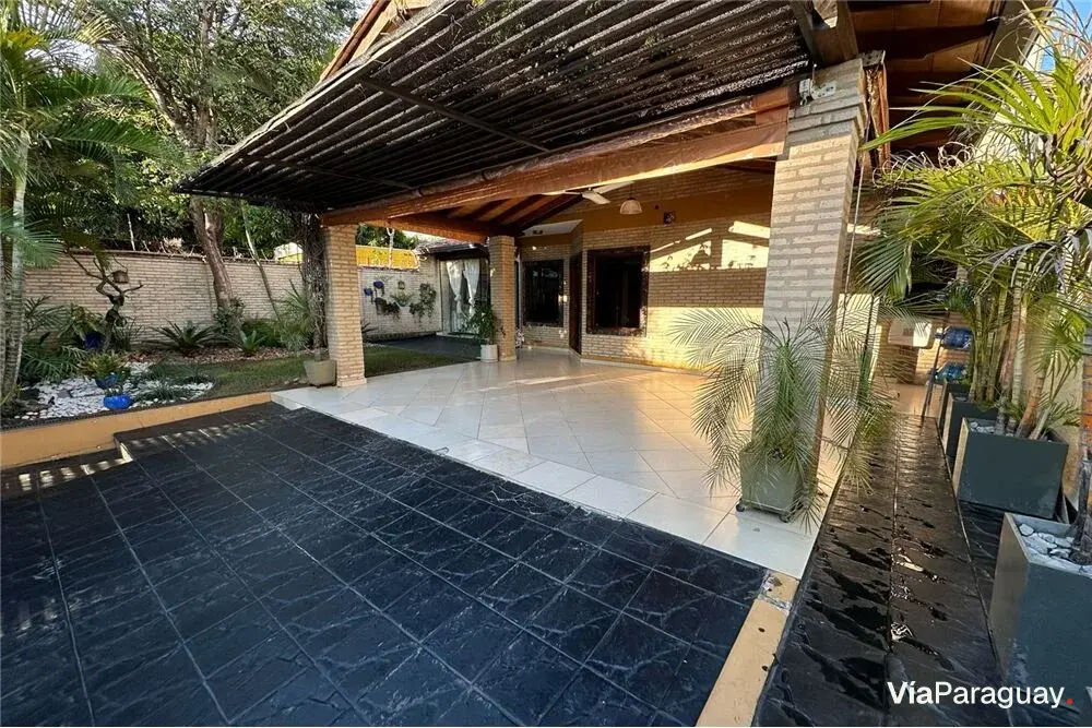 4-bedroom house for sale in Mbachio II, Lambaré — Yacht y Golf Club area, with barbecue area and generator