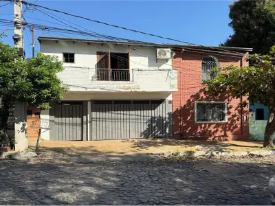 4-bedroom house with back apartment for sale in Sajonia, Asunción — near CEPB school