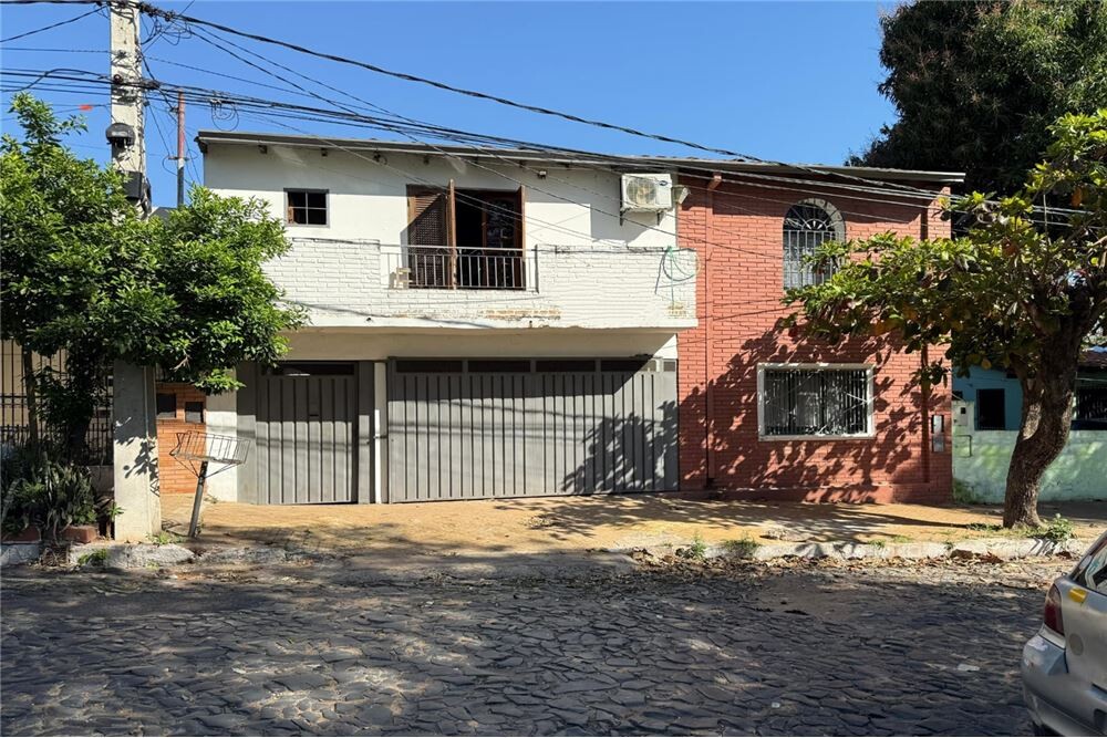 Casa de 4 dormitorios con departamento al fondo en venta en Sajonia, Asunción — cerca del CEPB
