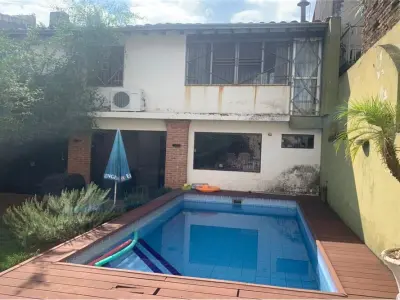 4-bedroom house with pool for sale in Sajonia, Asunción — air-conditioned barbecue area and jacuzzi