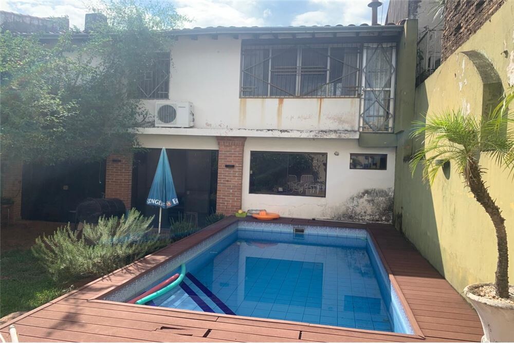 Casa con piscina y 4 dormitorios en venta en Sajonia, Asunción — quincho climatizado y jacuzzi