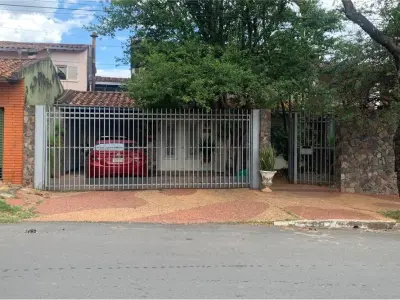 4-bedroom house with pool for sale in Sajonia, Asunción — air-conditioned barbecue area and jacuzzi 3
