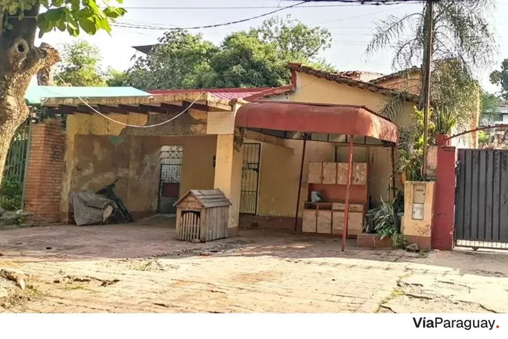 Casa de 5 dormitorios para remodelar en venta en Tacumbú, Asunción — a pasos de Av. Colón