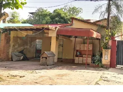 Casa de 5 dormitorios para remodelar en venta en Tacumbú, Asunción — a pasos de Av. Colón