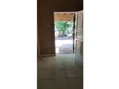 Casa de 5 dormitorios para remodelar en venta en Tacumbú, Asunción — a pasos de Av. Colón 2