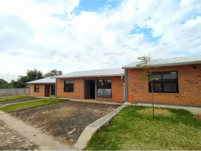 Casa para alugar em Mora Kue, Luque, com jardim e churrasqueira 3