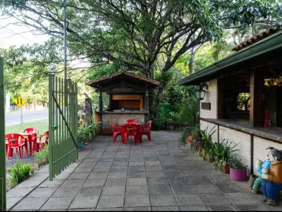 Complexo de hospedagem e gastronomia à venda em Altos 3
