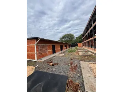 Complejo operativo en alquiler con oficinas y tinglado en Itauguá 3