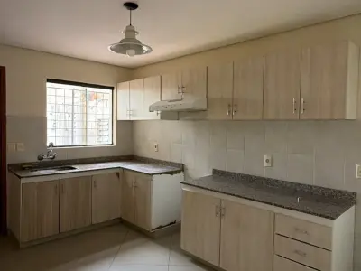 Departamento en alquiler en Loma Pytã, 3 dormitorios 4