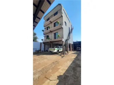 Apartamento à venda com amplo pátio em Encarnación 2