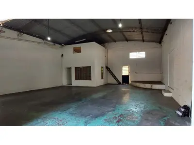 Depósito comercial de 130 m² en alquiler en San Lorenzo 4
