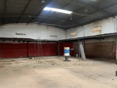 Depósito comercial en alquiler sobre Av. Zavala Cué 4