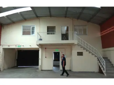 Depósito con oficinas y sótano en venta en Sajonia 4