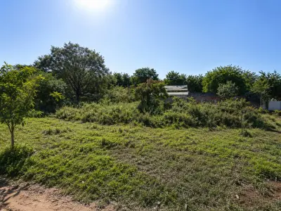 Dois terrenos à venda em esquina dupla em Luque 2