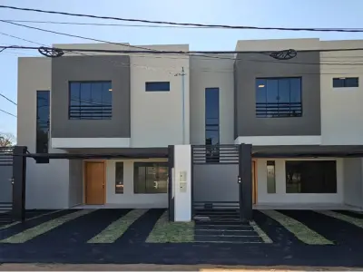 Dúplex de 3 dormitorios en venta en Alto Pinar, Luque 2