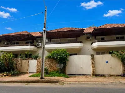 Duplex de 3 pisos en venta en Las Lomas, Asunción 2