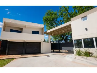 Dúplex en venta a refaccionar en Luque, Barrio La Amistad 2
