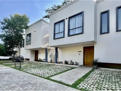 Dúplex à venda com piscina no Barrio Cerrado Arapoty 3