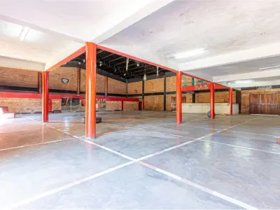 Edificio comercial en venta sobre Av. Las Residentas, Luque 3