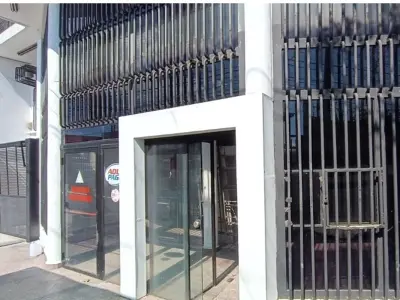 Local comercial en alquiler con entrepiso sobre Acceso Sur 2