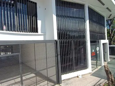 Local comercial en alquiler con entrepiso sobre Acceso Sur 3
