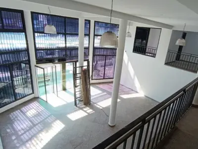 Local comercial en alquiler con entrepiso sobre Acceso Sur 4