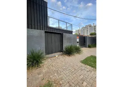 Espaço comercial para alugar com escritórios e depósito em Los Laureles 3