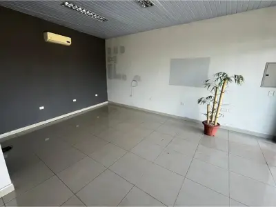 Loja comercial para alugar em Laurelty, Luque 2
