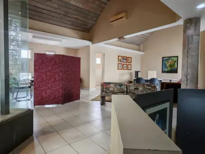 Oficina amoblada de 200 m² en alquiler en Avda. Artigas 2