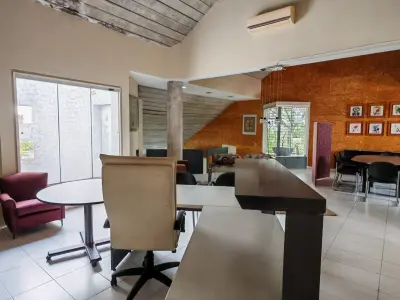 Oficina amoblada de 200 m² en alquiler en Avda. Artigas 3