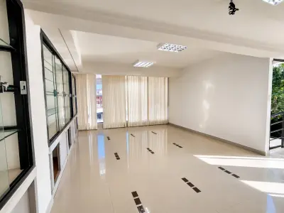 Oficina corporativa en alquiler en Ycua Sati 3