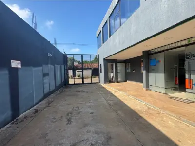 Propiedad comercial e industrial en venta en Limpio 4