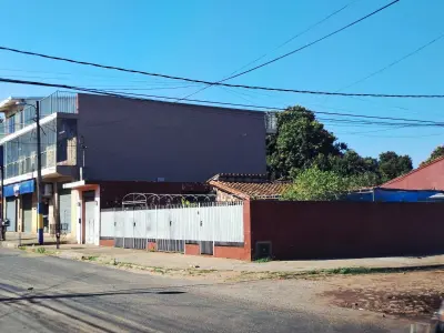 Propriedade à venda com duas casas e salão em Luque 3