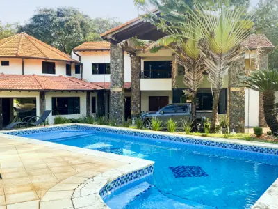 Residencia de lujo con amplio terreno en Zona UCA, Santa Librada 2