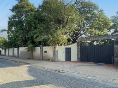 Residencia de lujo con amplio terreno en Zona UCA, Santa Librada 3