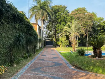 Residencia de lujo con amplio terreno en Zona UCA, Santa Librada 4