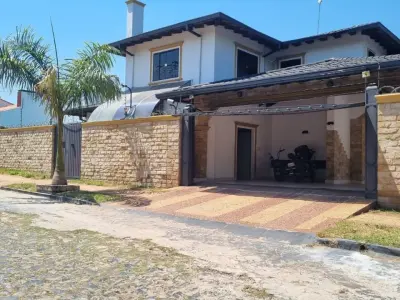 Casa de esquina com piscina no Bairro Kennedy, Lambaré 2
